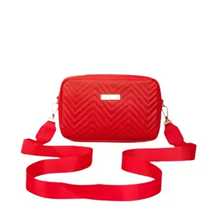 Modische rote gesteppte Leder Umhängetasche mit schickem Chevron Muster und breitem Gurt.