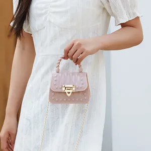 Elegante Damen Mini Jelly Umhängetasche mit Nieten, Tragegriff und sicherem Metallschloss.
