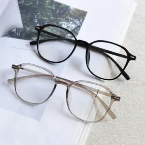 Detalles en primer plano de monturas de gafas TR90 ligeras en negro y gris, diseño elegante.