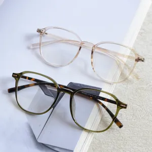 Primer plano de elegantes monturas de gafas ligeras TR90, duraderas para uso diario.