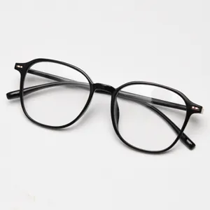 Vista detallada de la montura de gafas ligera de TR90 en color negro para uso diario.