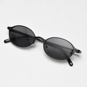 Classique lunettes de soleil ovales en metal avec style retro pour hommes et femmes.