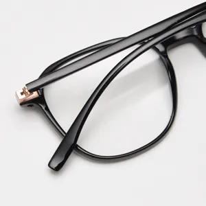 Primer plano detallado de la montura de gafas negra TR90 de moda con bisagra elegante.
