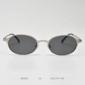 Vue détaillée de lunettes de soleil rétro ovales en métal avec verres sombres et dimensions.