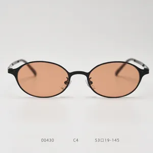 Lunettes de soleil ovales en métal rétro classiques avec verres teintés, montures unisexes légères.