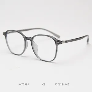 Detalle de montura de gafas ópticas TR90 gris con diseño delgado y ligero y puente cómodo.