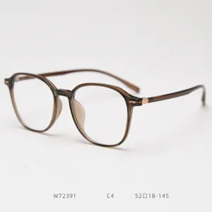 Vista detallada de la montura de gafas redonda ligera TR90 en marron transparente moda.