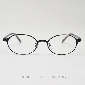 Vue détaillée de la monture de lunettes optiques ovale en métal rétro noire avec verres clairs.