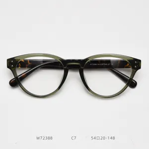 Close-up details of the retro cat-eye TR90 optical glasses frame in green and tortoise.