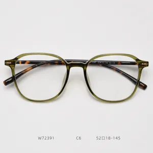 Vista detallada de gafas de montura fina TR90 en verde oliva con patillas carey a la moda.