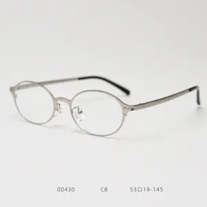 Gros plan sur la monture de lunettes en métal ovale vintage avec finition argentée.