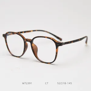 Vista detallada de montura de gafas TR90 carey, ligera y moderna para el uso diario y look casual.
