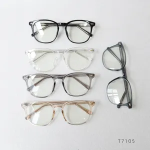Detalle en primer plano de elegantes monturas de gafas retro de acetato grandes.