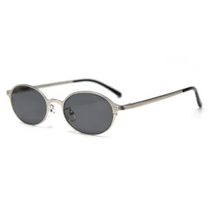 Lunettes de soleil rondes ovales vintage en métal pour hommes et femmes verres foncés.