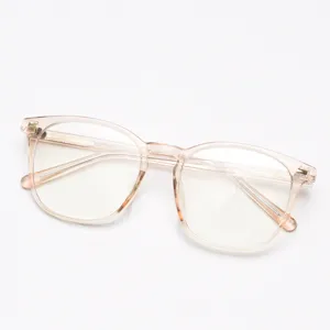 Vista detallada de la montura de gafas de acetato rosa transparente estilo retro diario.