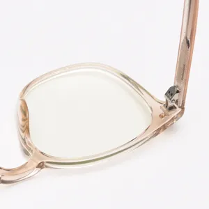 Montura de gafas óptica de acetato marrón claro translúcido gran montura cuadrada detalle moda.