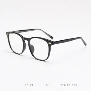 Montura de gafas graduadas oversized clásica en elegante negro, ideal para el día a día.