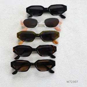 Gros plan de lunettes de soleil tendance à monture étroite et polygonale en plusieurs couleurs.
