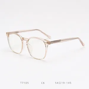 Vista detallada de la montura de gafas oversize de moda en tono nude neutro y textura suave.