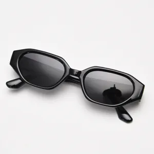 Gros plan des détails de lunettes de soleil polygonales étroites noires, finition brillante, style.