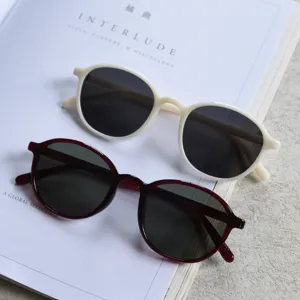 Close-up detail of Korean vintage polarized sunglasses with TR90 frames in multiple colors.