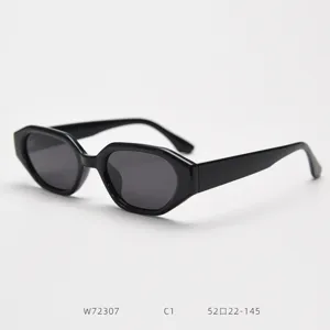Vue détaillée de lunettes de soleil polarisées à monture étroite et polygone noir.