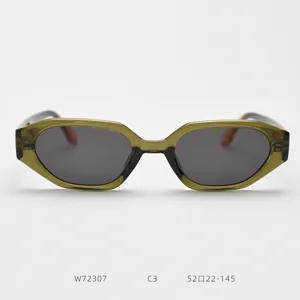 Vue détaillée des lunettes de soleil tendance à monture polygonale fine et vert olive.