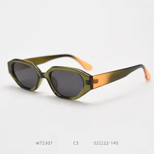 Lunettes de soleil polygonales tendance à verres polarisés avec dégradé vert et orange.