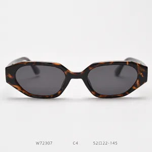Vue détaillée de lunettes de soleil tendance à monture étroite et polygone écaille aux verres gris.