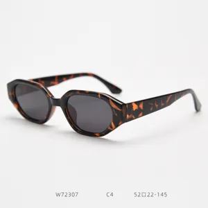 Lunettes de soleil polarisées polygonales à monture étroite et design écaille classique.
