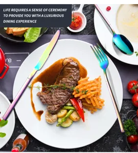 Dettaglio set posate in acciaio inossidabile arcobaleno con coltello da bistecca moderno.
