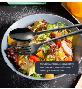 Set di posate nere in acciaio inossidabile con forchetta e cucchiaio per la cucina.