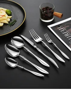 Detailaufnahme des hochwertigen Bestecksets aus Edelstahl mit spiegelnden Griffen.