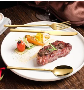 Set di posate in acciaio inossidabile dorato, elegante coltello da bistecca forchetta.