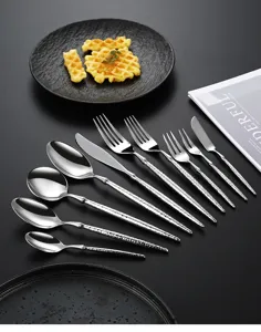 Juego de cubiertos de acero inoxidable con mango martillado, vajilla elegante para hotel.
