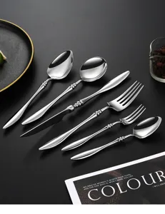 Edelstahl Besteckset mit elegantem Weidengriff und spiegelpolierter Oberfläche.