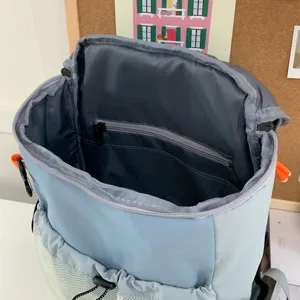 Rugzak interieur detail met ritsvak, trekkoordsluiting en handige netvakken aan zijkant.