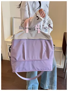 Gran bolsa de viaje amplia con diseño extensible, asas rosas y un estilo muy moderno.