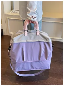 Bolso de viaje deportivo grande en morado y gris con asas rosas para gimnasio y cercanías detalle