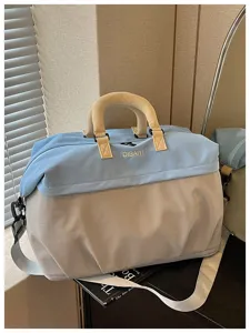 Gran bolsa de viaje suave en bloque de color azul y gris con asas muy resistentes.