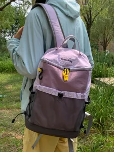 Kleurblok sportrugzak, outdoor wandelrugzak, casual reisrugzak, achteraanzicht van tas.