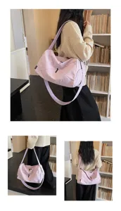 Vue detaillee du sac de voyage en toile violet clair, montrant design et usage quotidien.