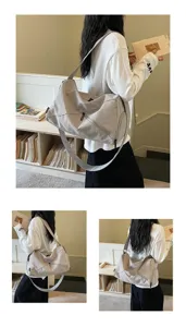 Vue détaillée du sac de voyage pour femme, montrant une grande capacité et son style quotidien.