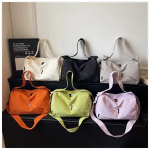Vue détaillée de plusieurs sacs de voyage et de fitness colorés pour le sport.