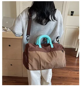 Grand sac de voyage imperméable, idéal pour le sport et les courts déplacements.