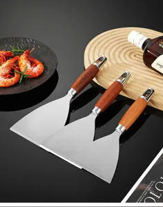 Set di spatole in acciaio inossidabile con manico in legno per cucina e pizza.