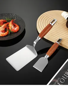 Set spatola in acciaio inox con manico in legno utensile da cucina vista dettaglio.