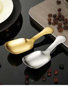 Close-up van korte vierkante koffielepels in gouden en zilveren matte roestvrijstalen uitvoering.