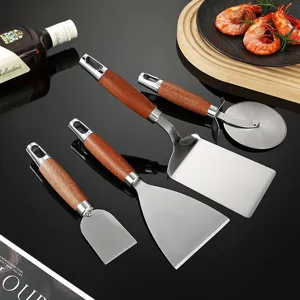 Set di spatole in acciaio inossidabile con manico in legno, tagliapizza e utensili da cucina.