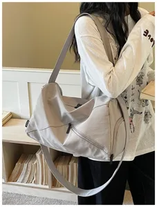 Vue détaillée du sac de voyage pour femmes, grande capacité fitness et sac d'entraînement.